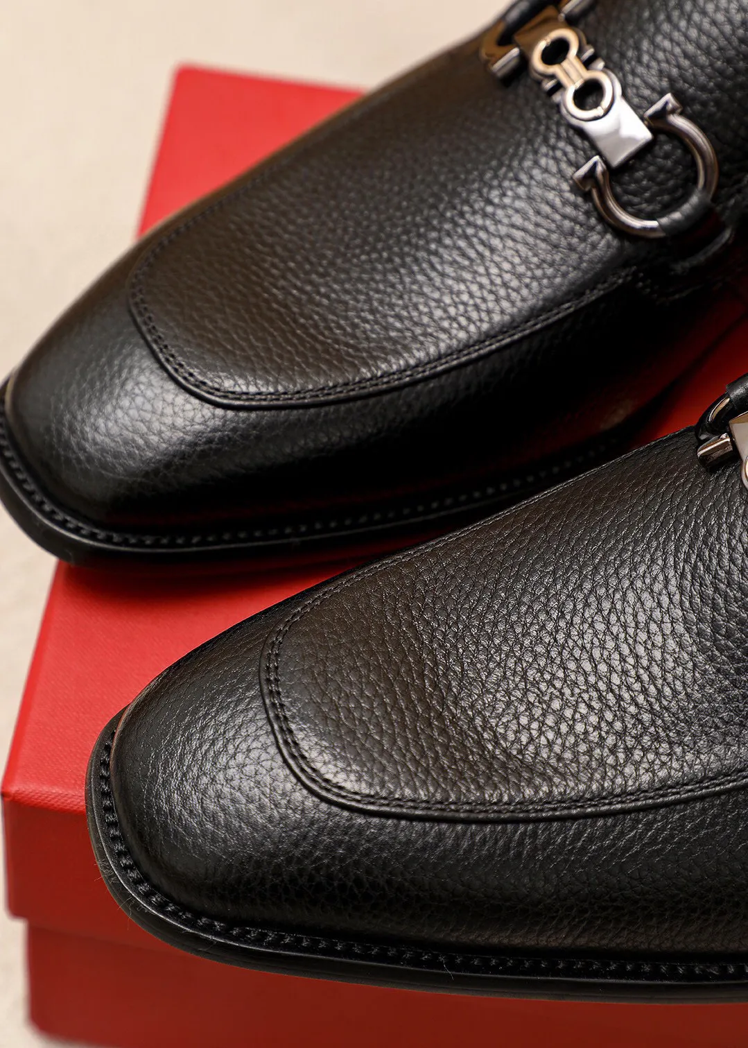 Men's shoes 💰460 💐 Product trademark: Ferragamo "Ferragamo" casual leather shoes Regular size: 38-44 (45🉑️customized) Product materials: Selected imported first-layer pebbled calfskin upper + luxury hardware buckle, imported water-dyed cow leather lining. Strong three-dimensional visual effect, original combination outsole Color: 2⃣️colors available